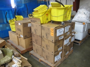 LOT TO INCLUDE:(10) MOP BUCKETS (25) WRINGERS. LOADING & HANDLING FEE $30-4120